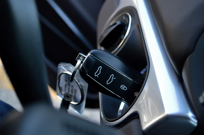 Illustration for article titled The Coolest Details of the 2014 Porsche Cayman S